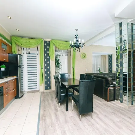 On Kostyolna Street 10 Київ